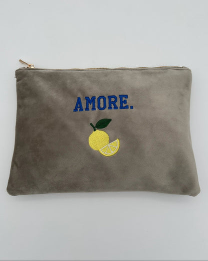 Personalisierbare Samt Kosmetik Pouch  grey mit feiner Stickerei Limone in 30 x 20 cm von studio x moanco