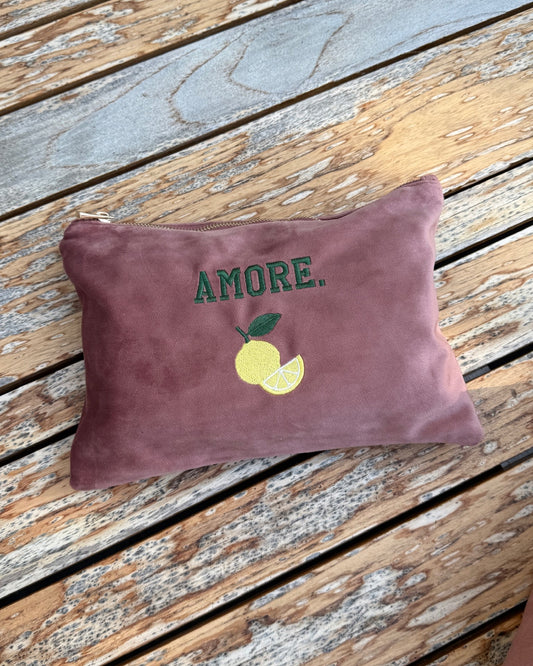 Personalisierbare Samt Kosmetik Pouch mit feiner Stickerei Amore Limone in 30 x 20 cm von studio x moanco