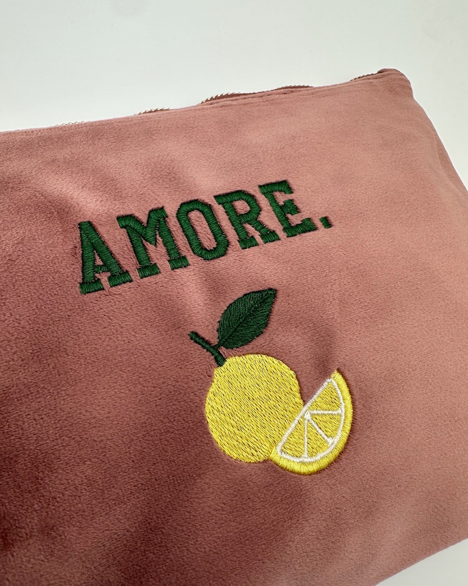 Detailansicht Personalisierbare Samt Kosmetik Pouch mit feiner Stickerei Limone in 30 x 20 cm von studio x moanco