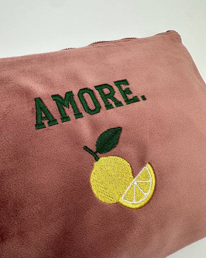 Detailansicht Personalisierbare Samt Kosmetik Pouch mit feiner Stickerei Limone in 30 x 20 cm von studio x moanco