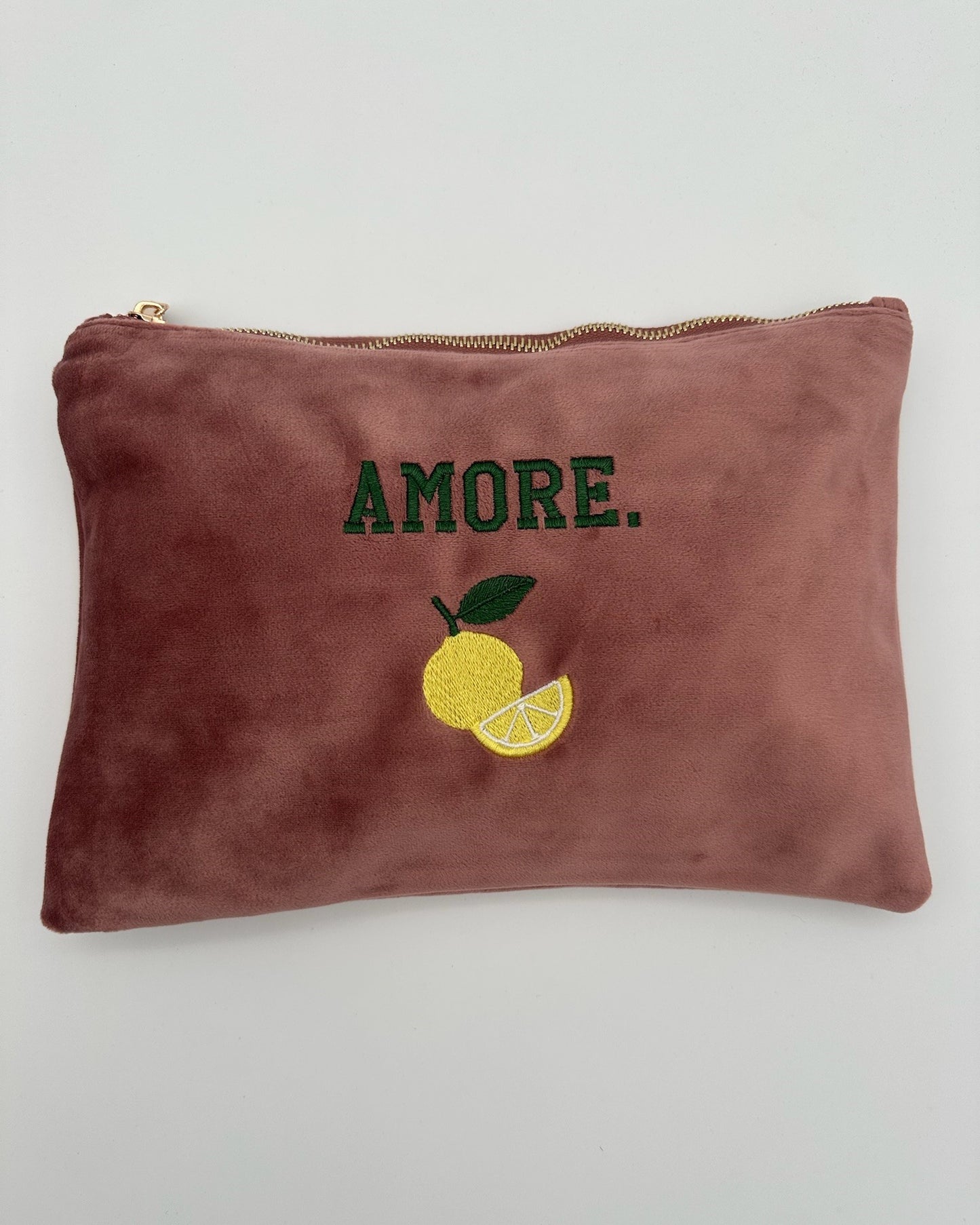 Personalisierbare Samt Kosmetik Pouch mit feiner Stickerei Limone in 30 x 20 cm von studio x moanco