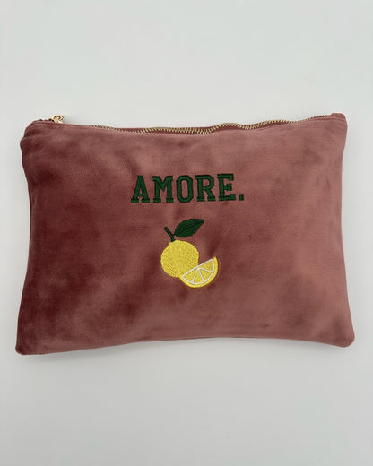 Personalisierbare Samt Kosmetik Pouch mit feiner Stickerei Limone in 30 x 20 cm von studio x moanco