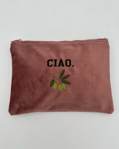 Personalisierte Samt Kosmetik Pouch "ciao verde" aus rosefarbenen Premium-Samt mit feiner Oliven-Stickerei von studio x monaco