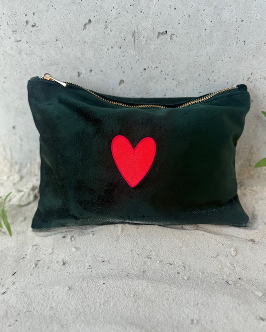 Personalisierte Samt Kosmetik Pouch "Heart" aus grauem Premium-Samt mit Herz Stickerei