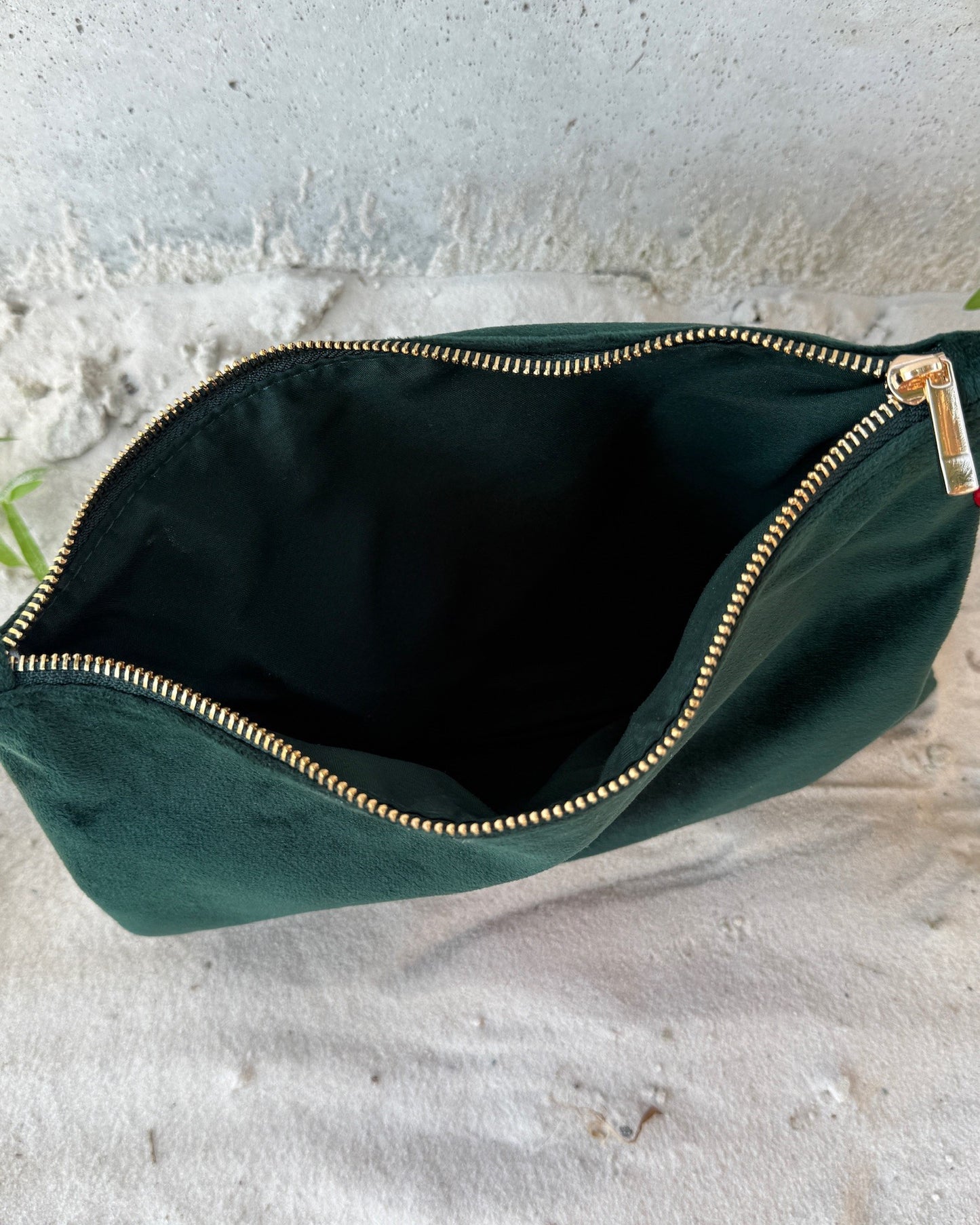 Innenansicht Samt Kosmetik Pouch "Heart" aus grauem Premium-Samt mit Herz Stickerei