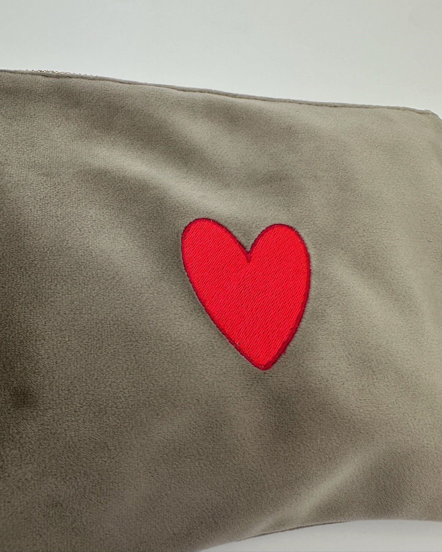 Detailansicht Personalisierte Samt Kosmetik Pouch "Heart" aus grauem Premium-Samt mit Herz Stickerei
