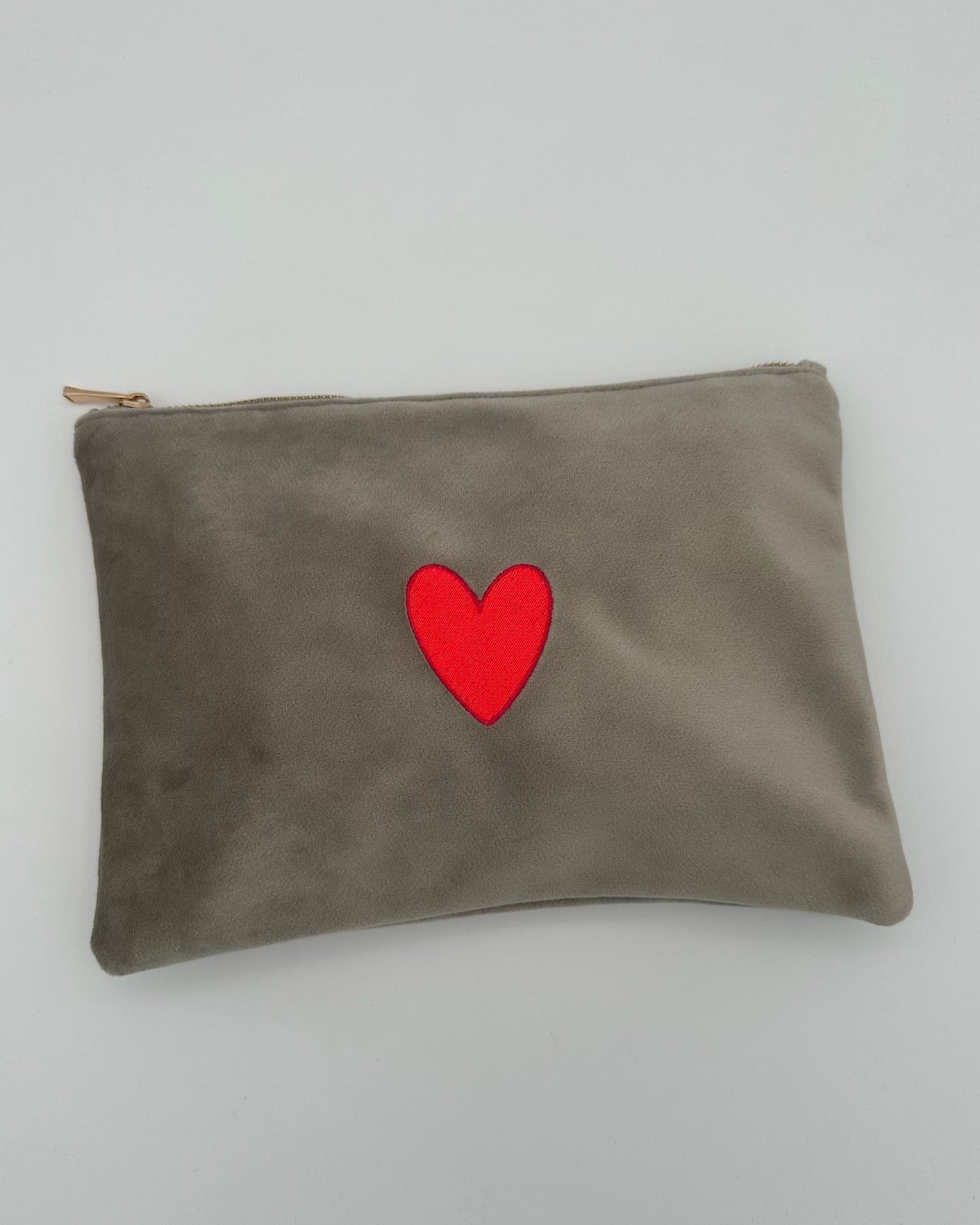 Personalisierte Samt Kosmetik Pouch "Heart" aus grauem Premium-Samt mit Herz Stickerei