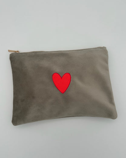 Personalisierte Samt Kosmetik Pouch "Heart" aus grauem Premium-Samt mit Herz Stickerei