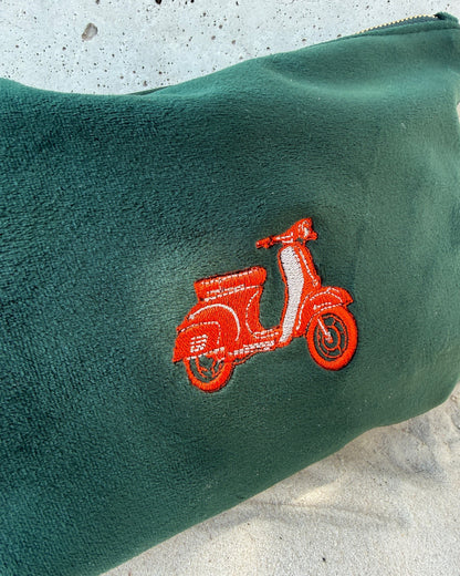 Detailaufnahme Samt Kosmetik Pouch "Retro Scooter" in green von studio x monaco