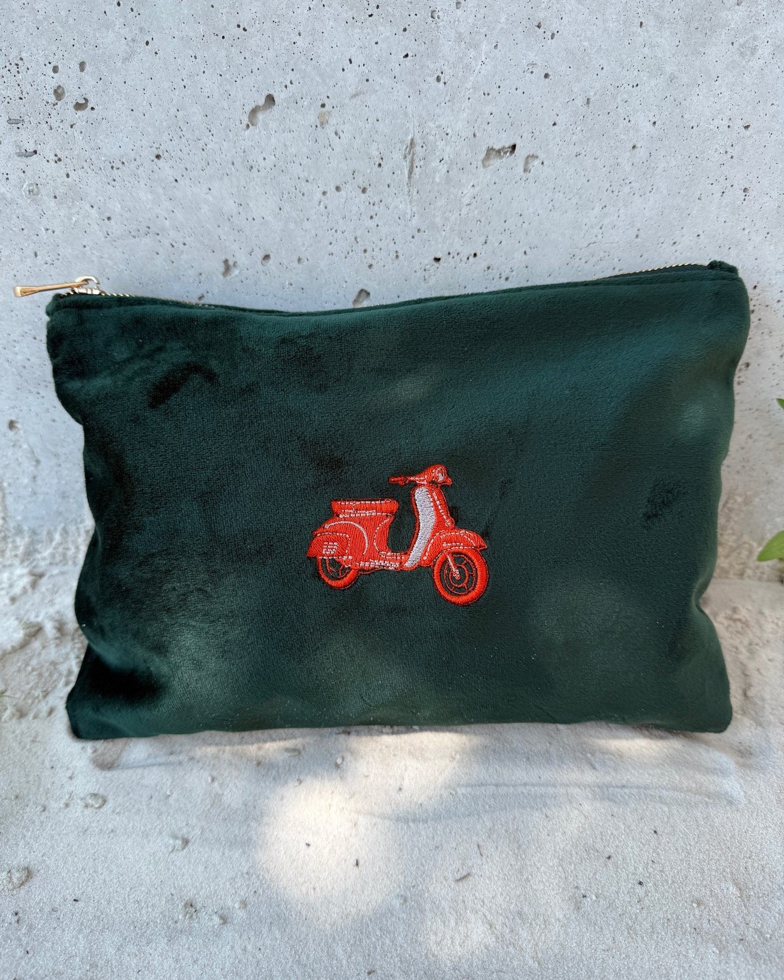 Personalisierbare Samt Kosmetik Pouch "Retro Scooter" in green von studio x monaco