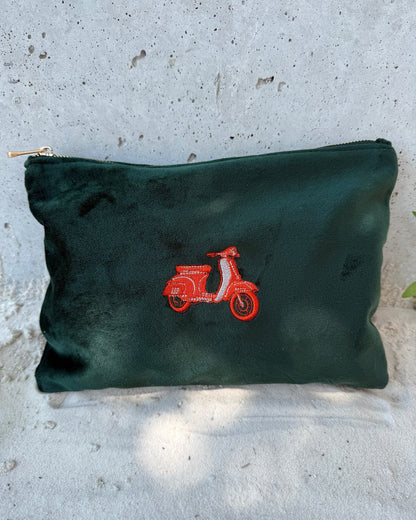 Personalisierbare Samt Kosmetik Pouch "Retro Scooter" in green von studio x monaco