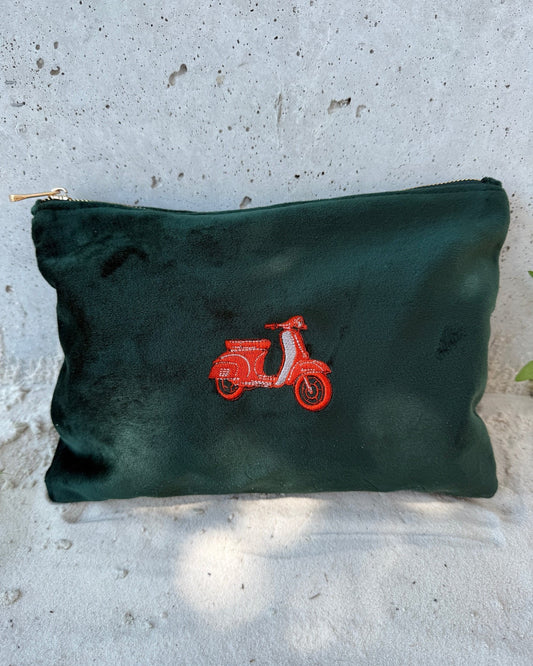 Personalisierbare Samt Kosmetik Pouch "Retro Scooter" in green von studio x monaco