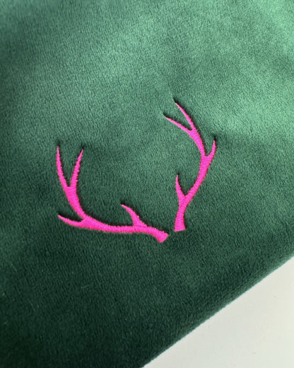 Detailansicht Samt Kosmetik Pouch Selva mit gesticktem Hirschgeweihmotiv in Emerld Green von studio x monaco