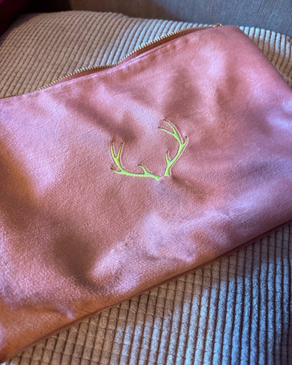 Samt Kosmetik Pouch Selva mit gesticktem Hirschgeweihmotiv in rose von studio x monaco