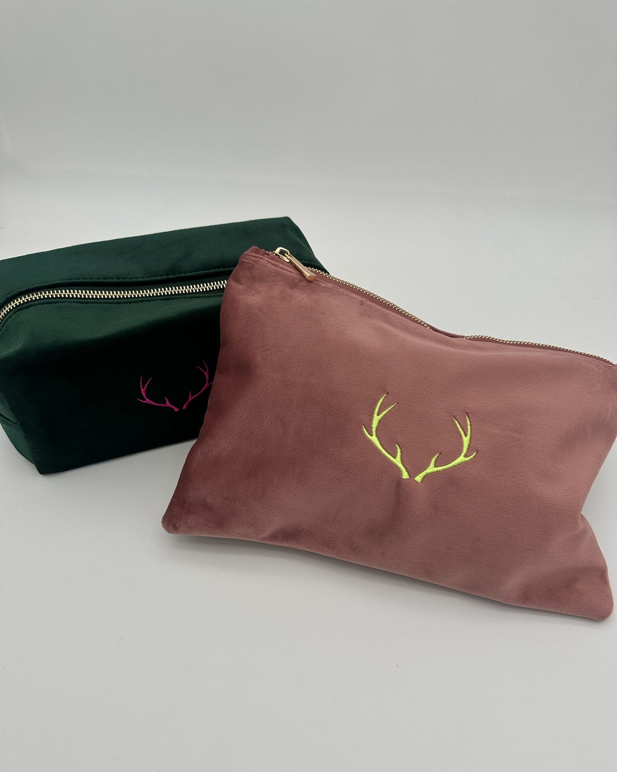 Samt Kosmetik Tasche Selva mit gesticktem Hirschgeweihmotiv in Rose von studio x monaco