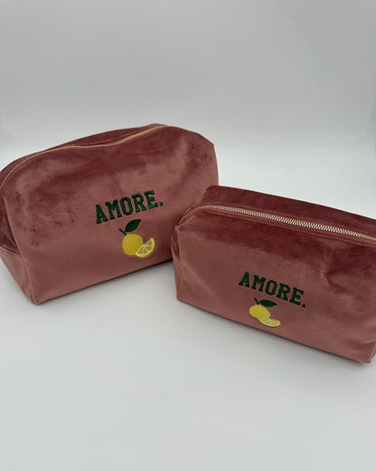Personalisierte Samt Kosmetik Tasche "Amore" aus rose Premium Samt mit feiner Zitronen Stickerei von studio x monaco