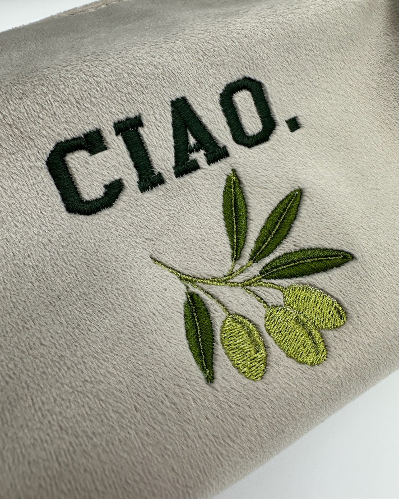 Detailansicht Samt Kosmetiktasche "ciao verde" aus grauem Premium-Samt mit feiner Oliven-Stickerei von studio x monaco