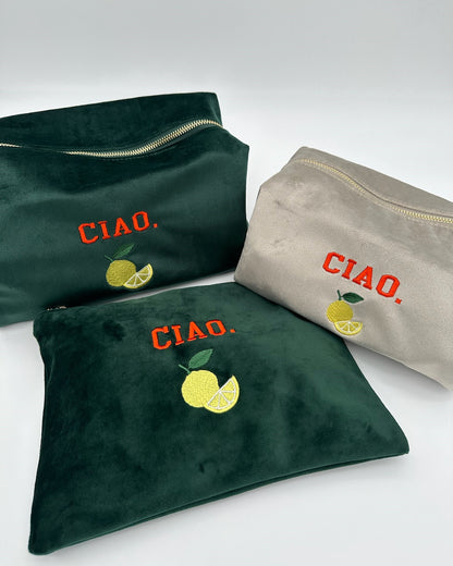 Personalisierte Samt Kosmetiktasche und Pouch "Ciao Limone" aus gruenem Premium Samt mit feiner Zitronen-Stickerei von studio x monaco