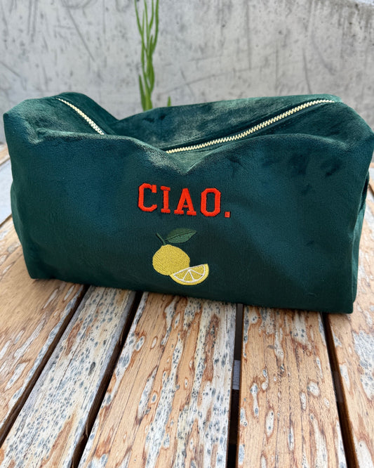 Personalisierte Samt Kosmetiktasche "Ciao Limone" aus gruenem Premium Samt mit feiner Zitronen-Stickerei von studio x monaco