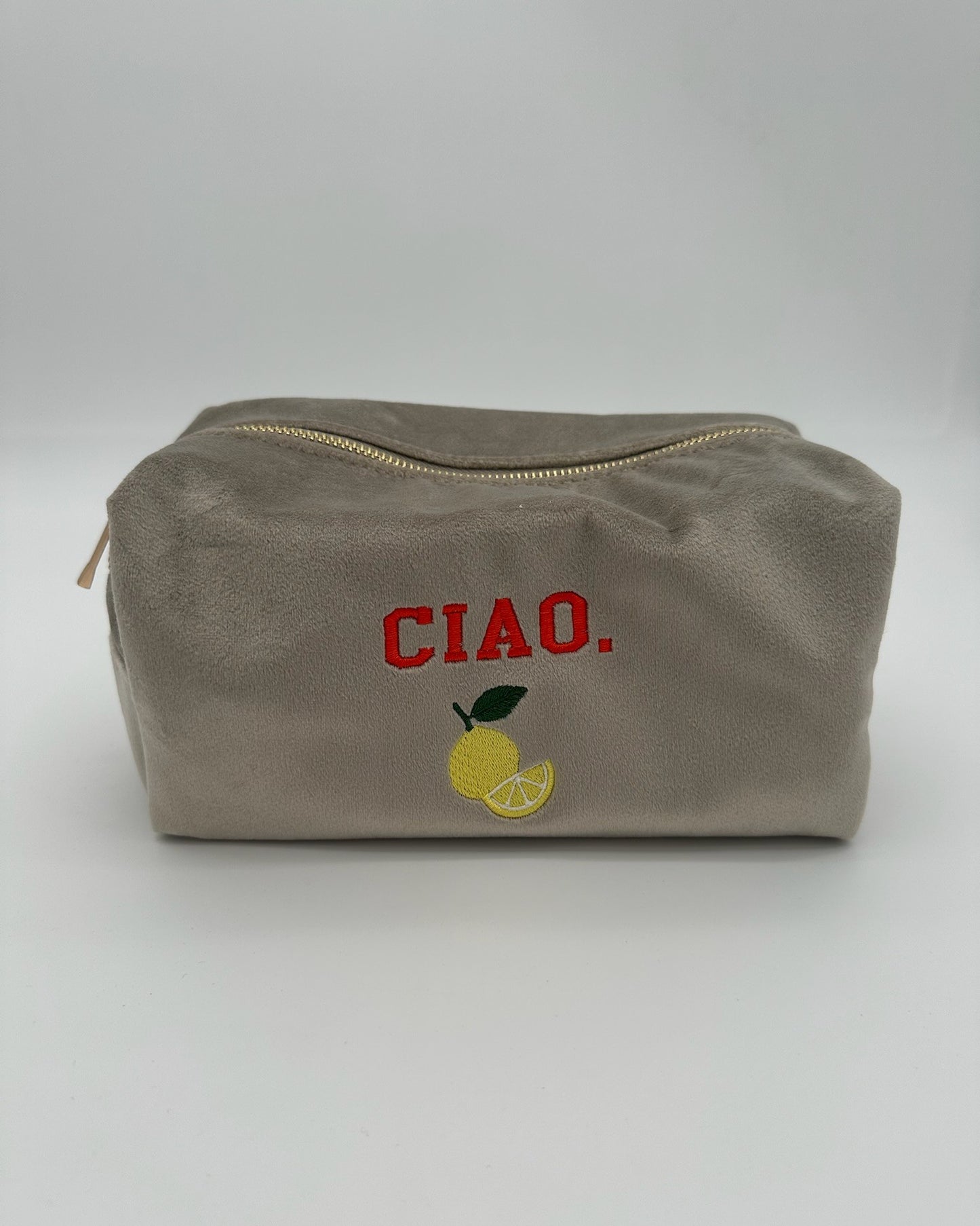 Personalisierte Samt Kosmetiktasche "Ciao Limone" aus grauem Premium Samt mit feiner Zitronen-Stickerei von studio x monaco