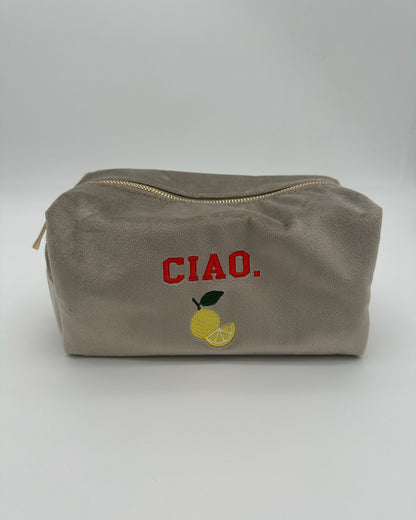 Personalisierte Samt Kosmetiktasche "Ciao Limone" aus grauem Premium Samt mit feiner Zitronen-Stickerei von studio x monaco