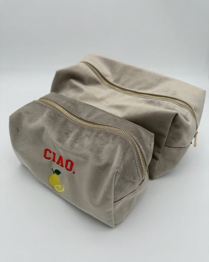 Personalisierte Samt Kosmetiktasche "Ciao Limone" aus grauem Premium Samt mit feiner Zitronen-Stickerei von studio x monaco
