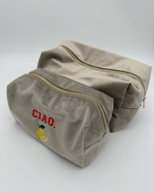 Personalisierte Samt Kosmetiktasche "Ciao Limone" aus grauem Premium Samt mit feiner Zitronen-Stickerei von studio x monaco