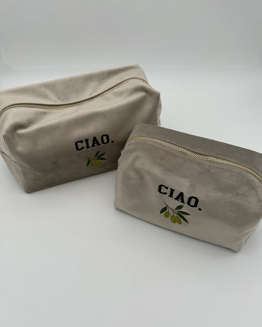 Personalisierte Samt Kosmetiktasche "ciao verde" aus grauem Premium-Samt mit feiner Oliven-Stickerei von studio x monaco