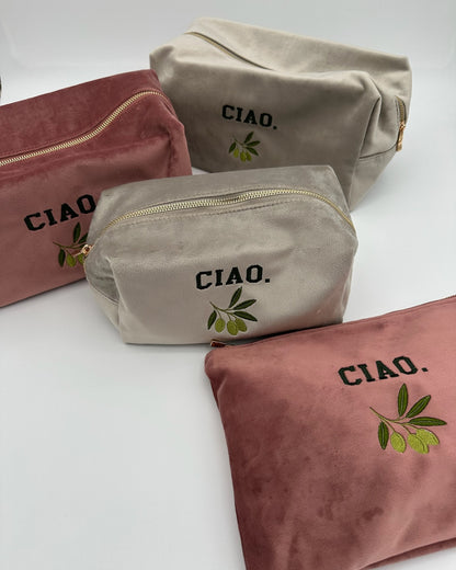 Personalisierte Samt Kosmetiktaschen und Pouch "ciao verde" aus rosefarbenen und grauem Premium-Samt mit feiner Oliven-Stickerei von studio x monaco