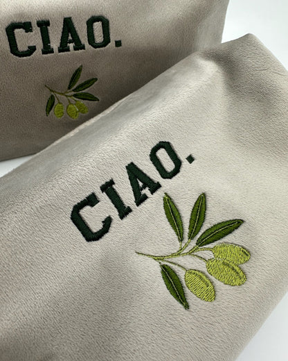 Detailansicht Personalisierte Samt Kosmetiktasche "ciao verde" aus grauem Premium-Samt mit feiner Oliven-Stickerei von studio x monaco
