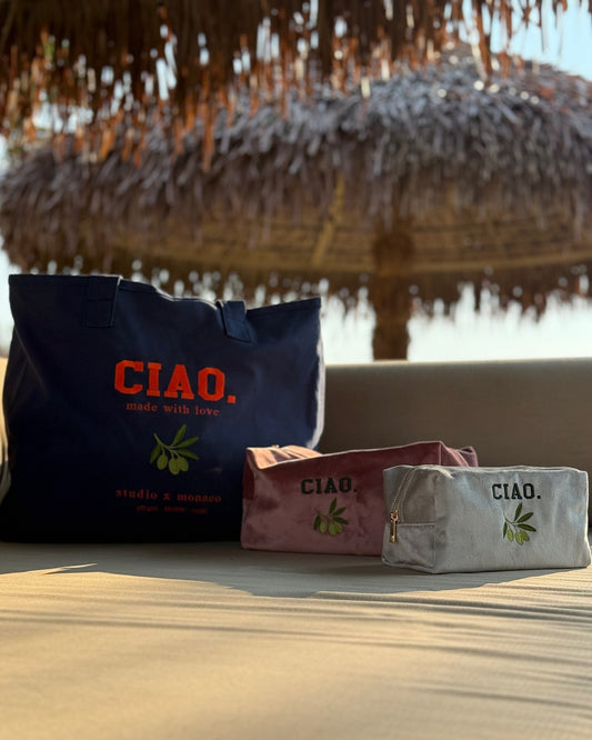 Personalisierte Samt Kosmetik Tasche "ciao verde" aus rose und grey Premium Samt mit feiner Oliven Stickerei und Canvas Tote Bag "ciao Verde" von studio x monaco