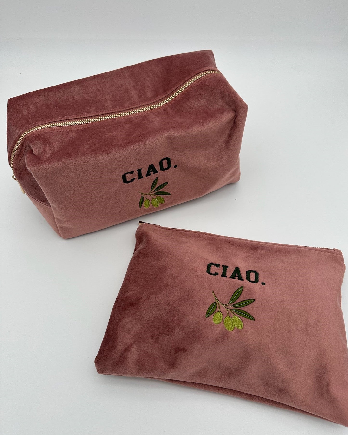Personalisierte Samt Kosmetiktasche und Pouch "ciao verde" aus rosefarbenen Premium-Samt mit feiner Oliven-Stickerei von studio x monaco