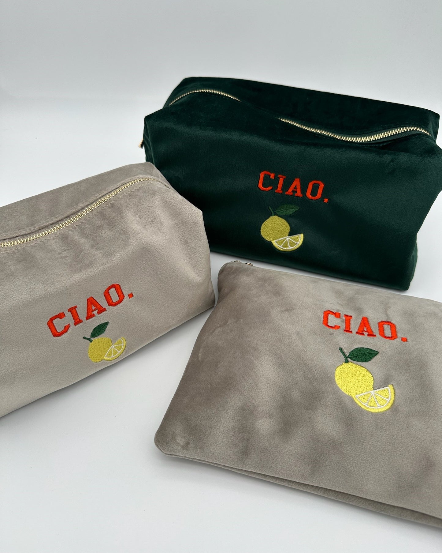 Personalisierte Samt Kosmetiktaschen "Ciao Limone" aus grauem und gruenem Premium Samt mit feiner Zitronen-Stickerei von studio x monaco