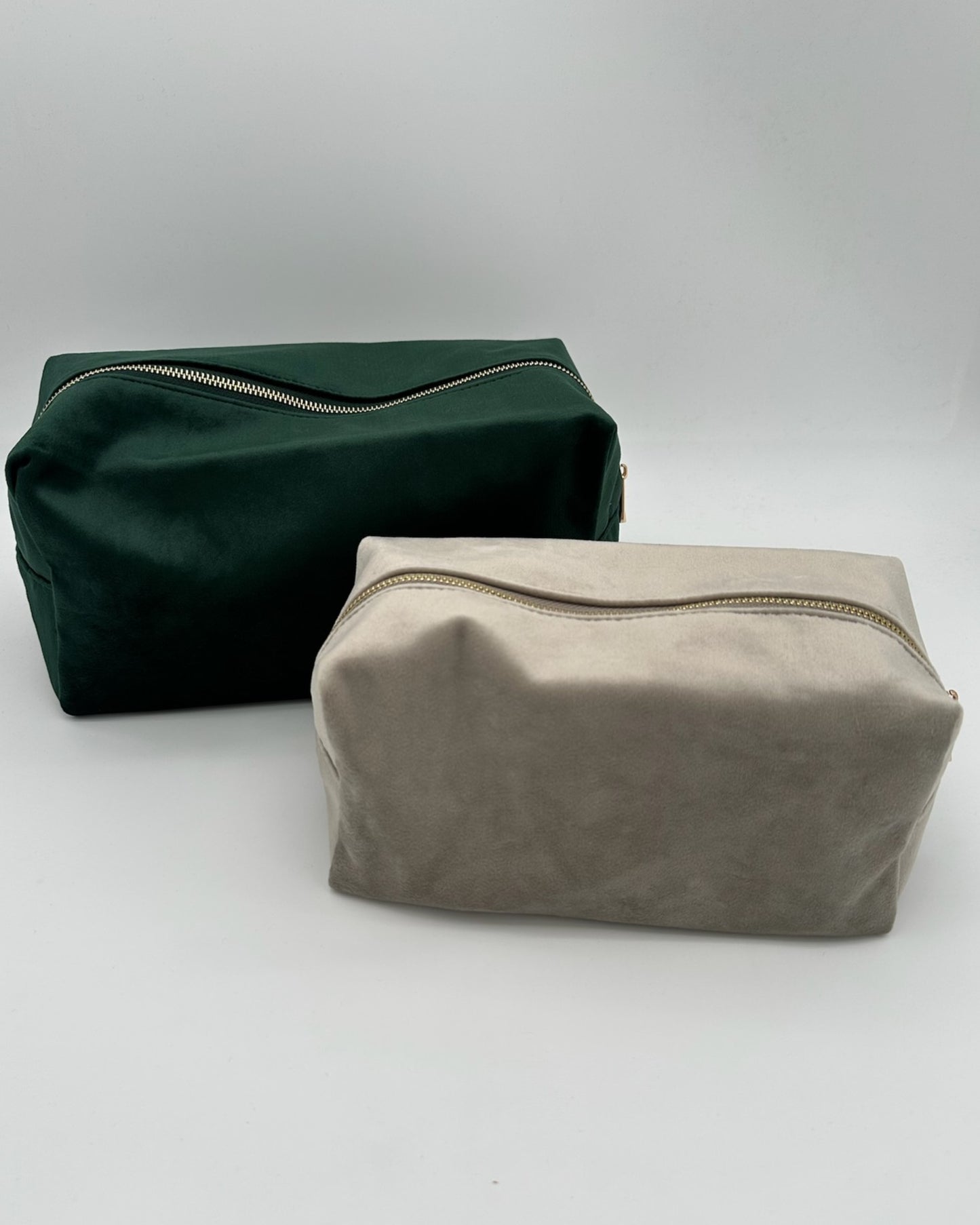 Detailaufnahme Samt Kosmetik Tasche mit individueller Bestickung Monogramm oder Name von studio x monaco