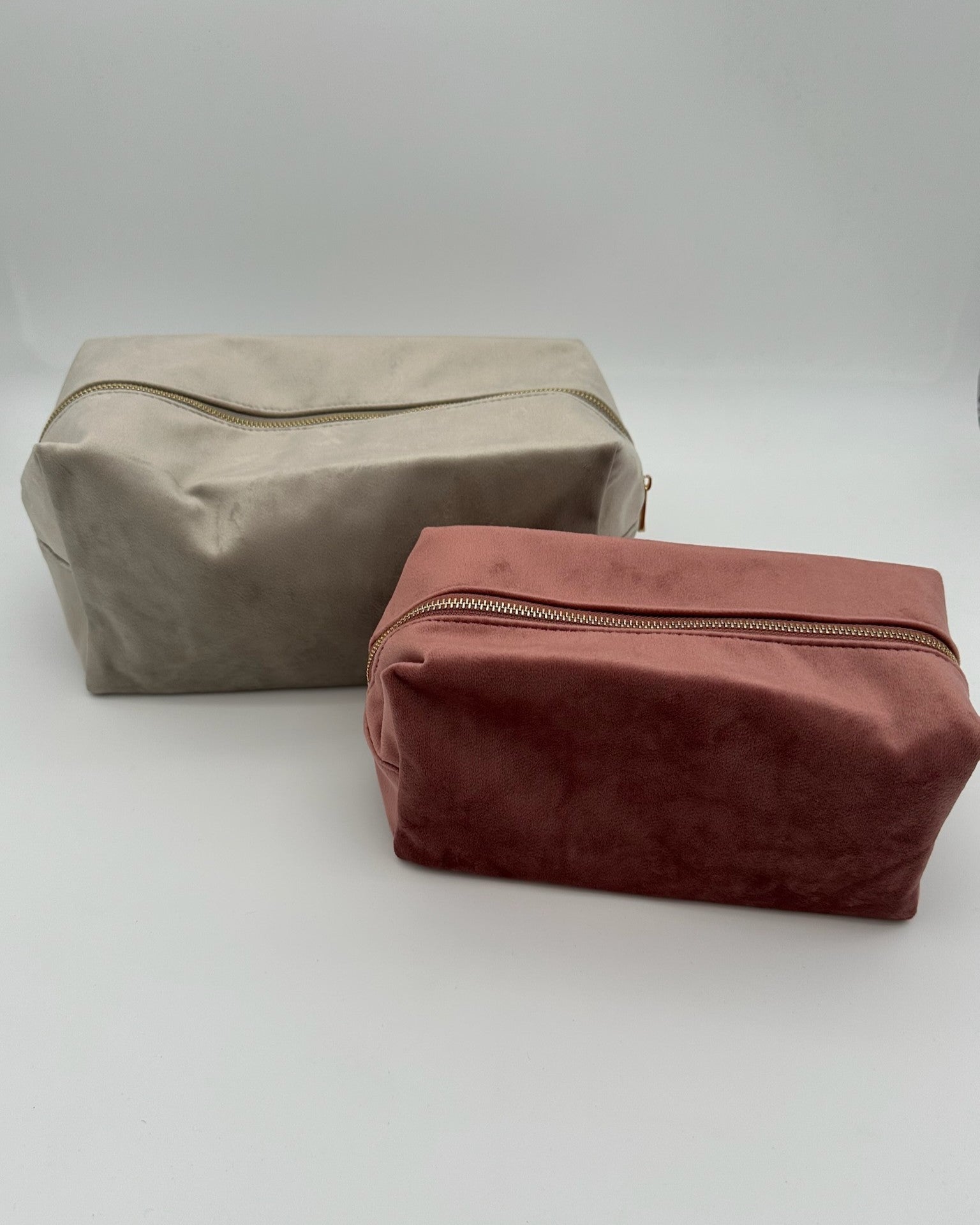 Personalisierte Samt Kosmetik Tasche mit individueller Bestickung Monogramm oder Name von studio x monaco