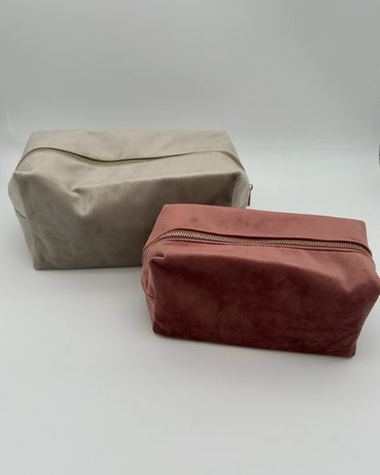 Personalisierte Samt Kosmetik Tasche mit individueller Bestickung Monogramm oder Name von studio x monaco