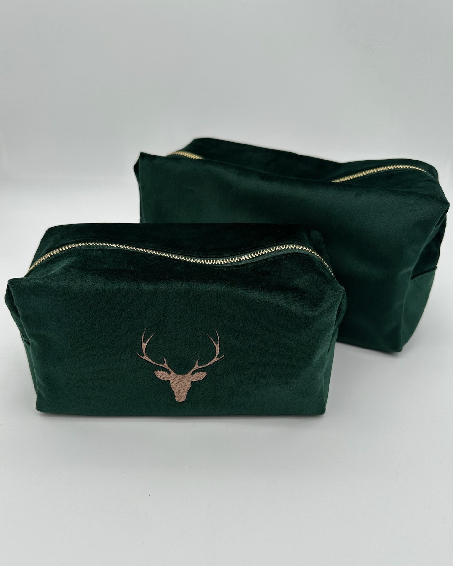 Personalisierte Samt Kosmetiktasche "Hirsch" aus grünem Premium-Samt mit feiner Hirsch-Stickerei von studio x monaco