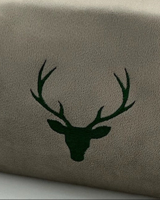 Detailansicht Hirsch Kosmetiktasche in grey von studio x monaco