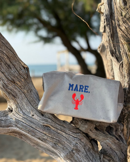Personalisierte Samt Kosmetik Tasche "Mare" aus grauem Premium Samt mit Lobster Stickerei von studio x monaco