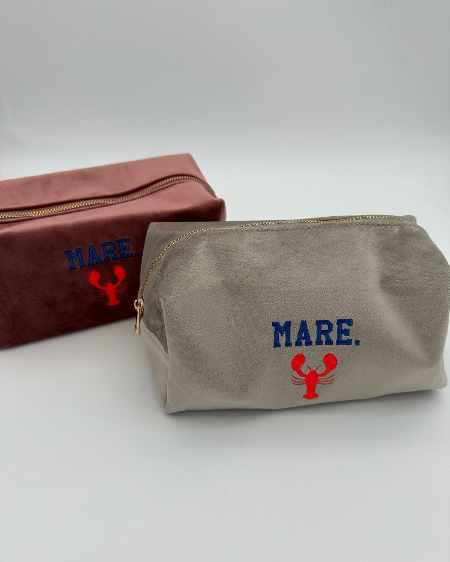 Personalisierte Samt Kosmetiktasche "Mare" aus grauem Premium-Samt mit feiner Lobster Stickerei von studio x monaco