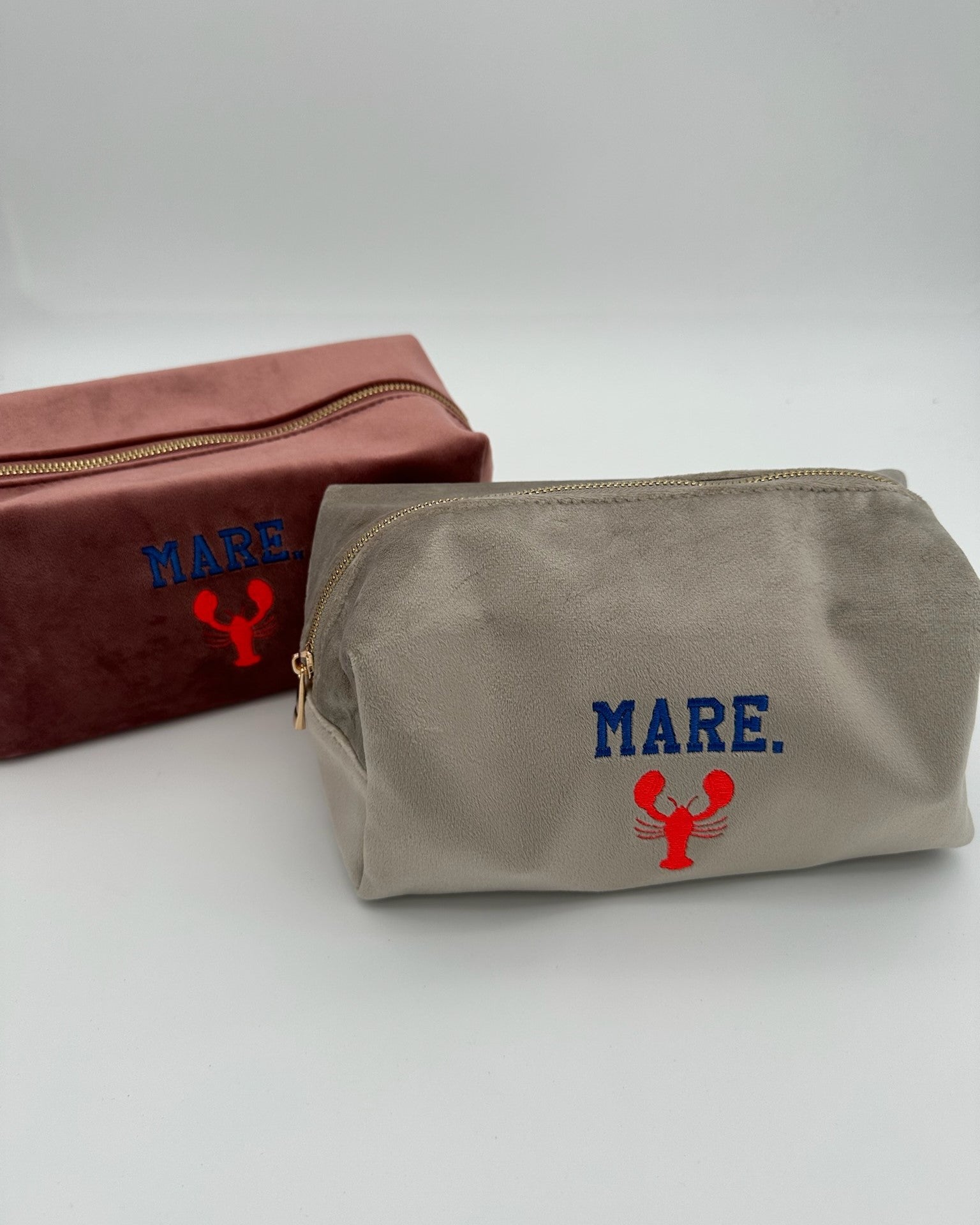 Personalisierte Samt Kosmetiktasche "Mare" aus grauem Premium-Samt mit feiner Lobster Stickerei von studio x monaco