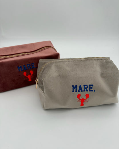 Personalisierte Samt Kosmetiktasche "Mare" aus grauem Premium-Samt mit feiner Lobster Stickerei von studio x monaco