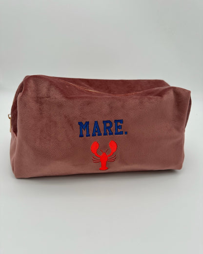 Personalisierte Samt Kosmetiktasche "Mare" aus Premium-Samt in rose mit feiner Lobster Stickerei von studio x monaco