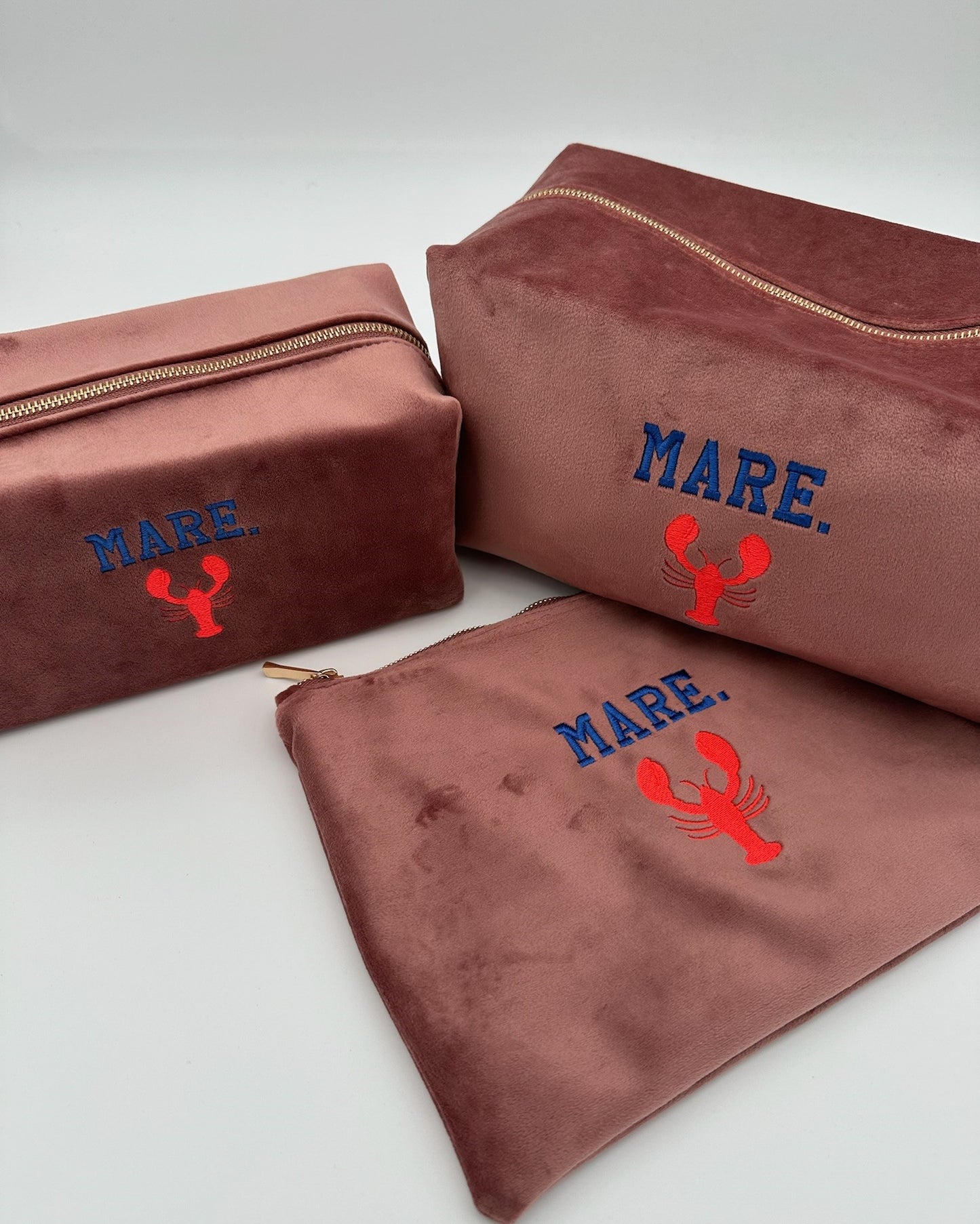 Personalisierte Samt Kosmetiktasche "Mare" aus Premium-Samt in rose und grey mit feiner Lobster Stickerei von studio x monaco