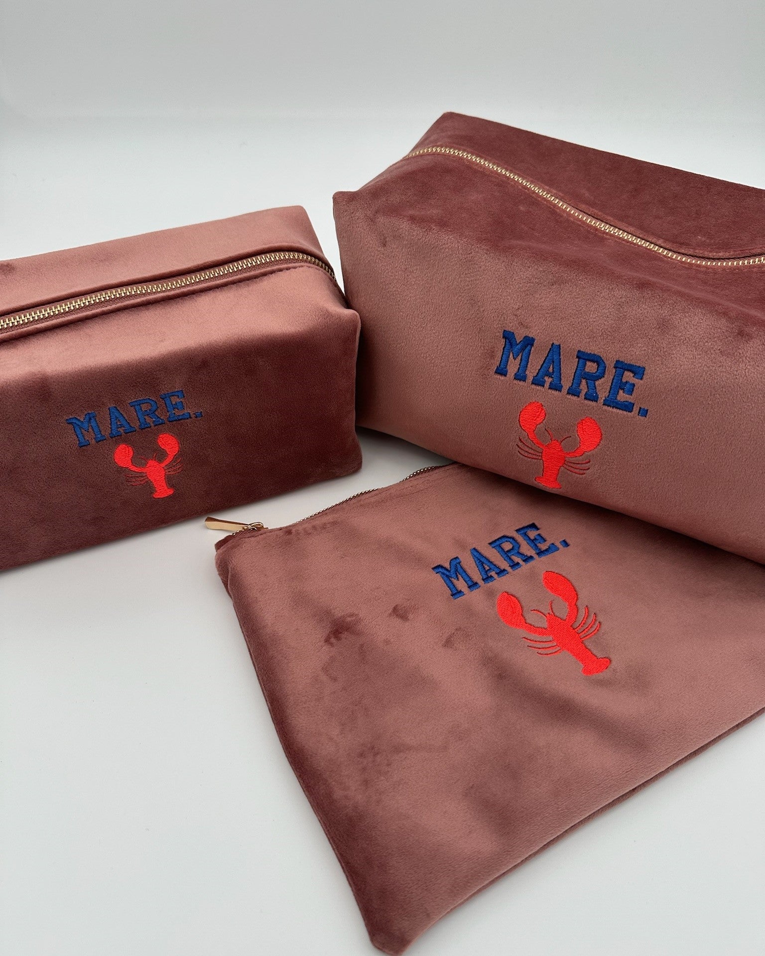 Personalisierte Samt Kosmetiktasche "Mare" aus Premium-Samt in rose und grey mit feiner Lobster Stickerei von studio x monaco