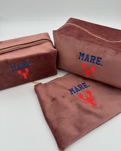 Personalisierte Samt Kosmetiktasche "Mare" aus Premium-Samt in rose und grey mit feiner Lobster Stickerei von studio x monaco