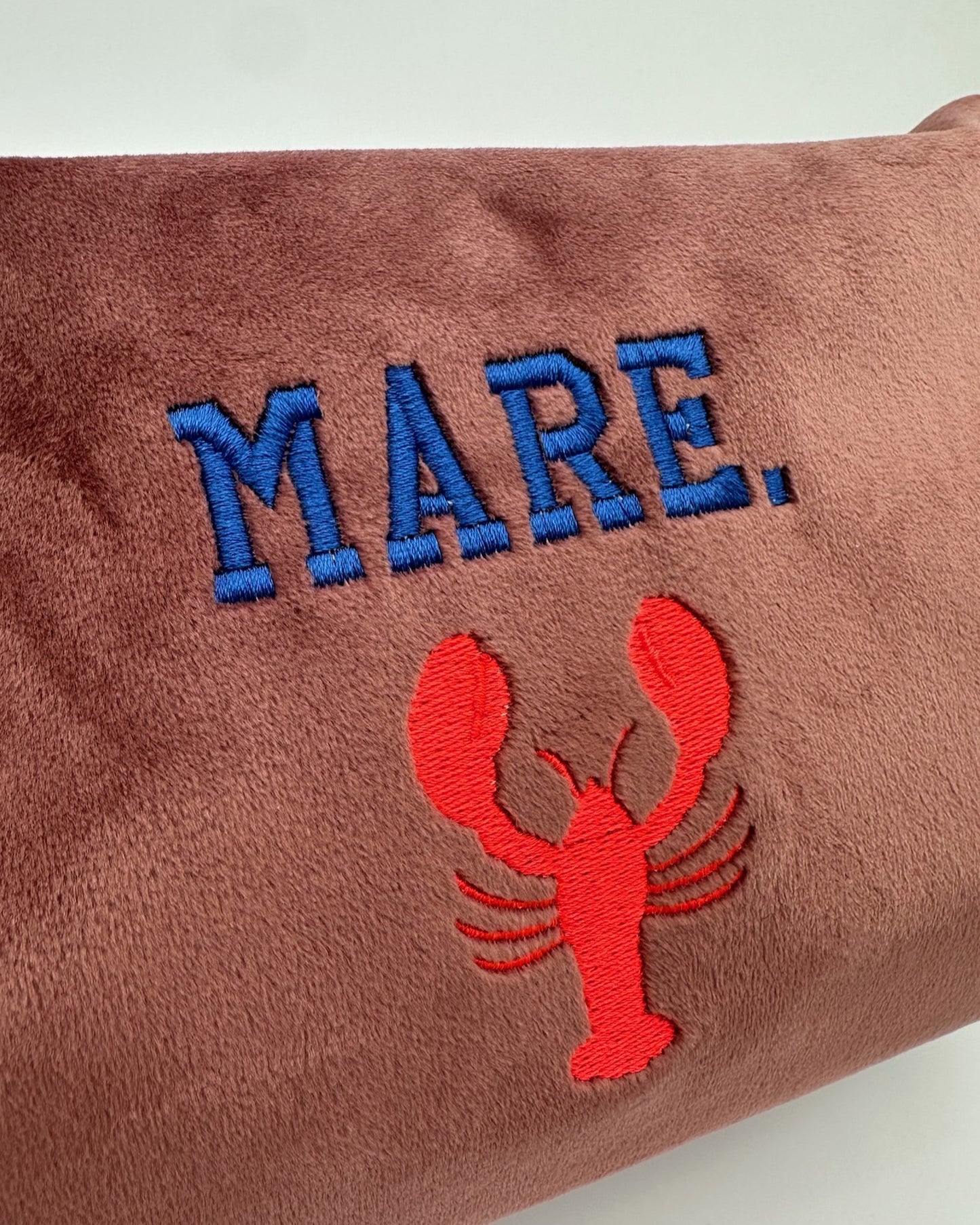 Detailansicht Samt Kosmetiktasche "Mare" mit Lobster Stickerei von studio x monaco