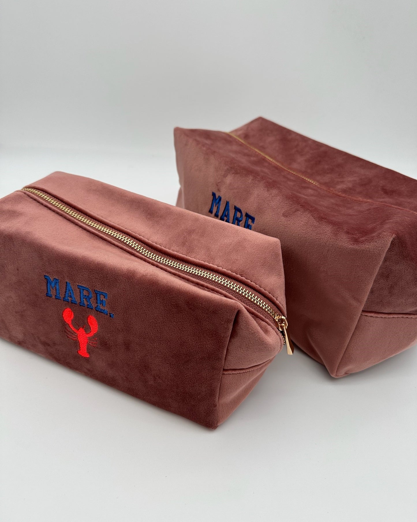 Personalisierte Samt Kosmetiktasche "Mare" in zwei Größen aus Premium-Samt in rose mit feiner Lobster Stickerei von studio x monaco