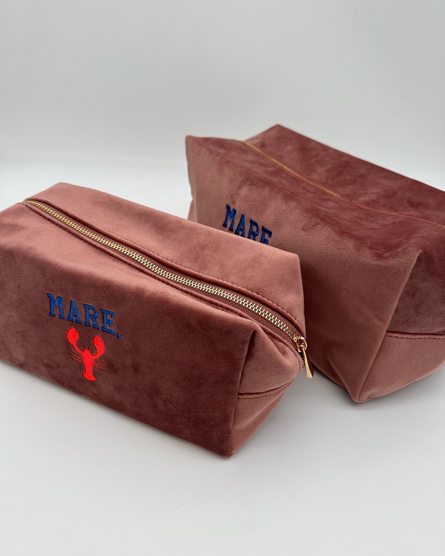 Personalisierte Samt Kosmetiktasche "Mare" in zwei Größen aus Premium-Samt in rose mit feiner Lobster Stickerei von studio x monaco