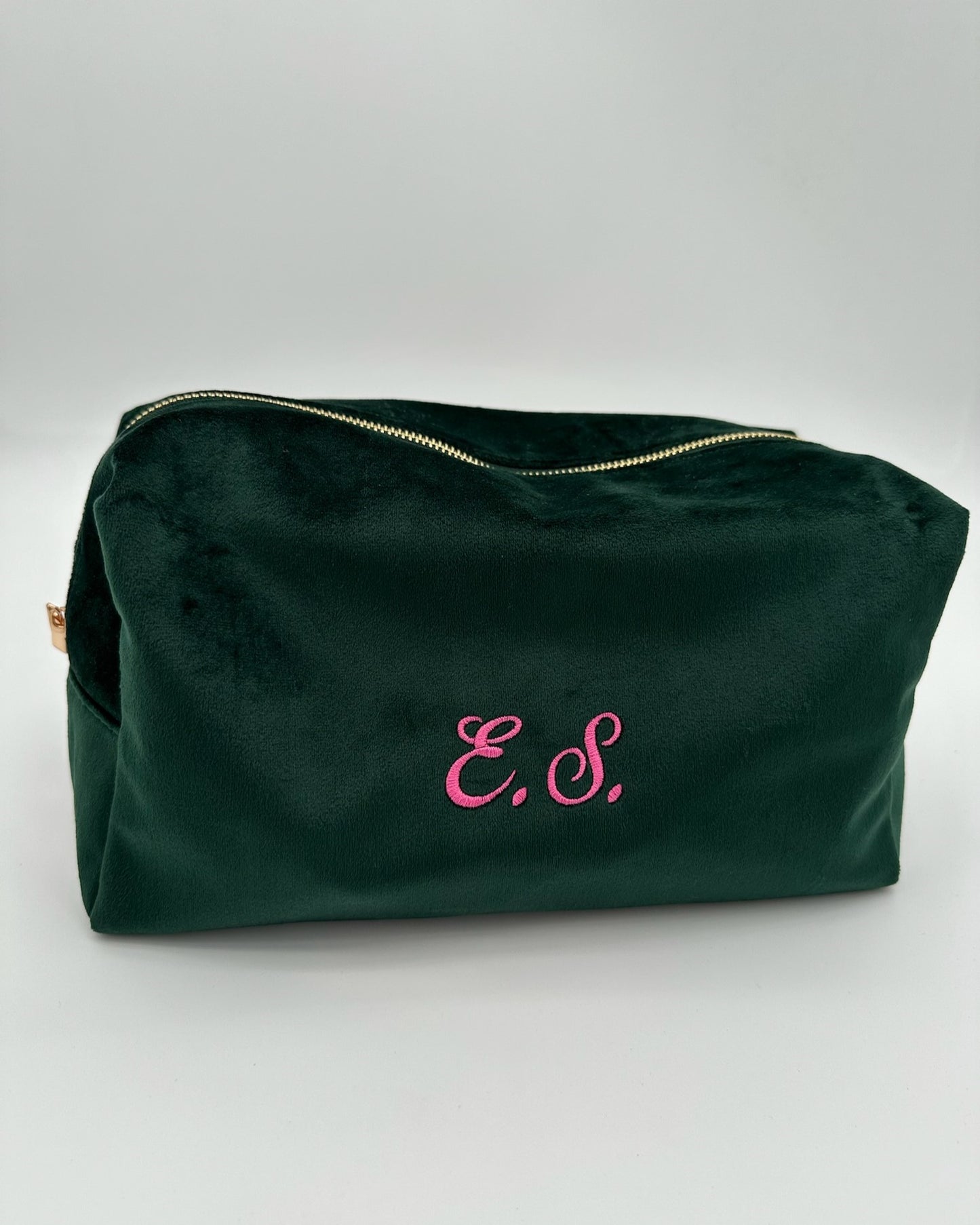 Personalisierte Samt Kosmetik Tasche mit individueller Bestickung Monogramm oder Name in green von studio x monaco